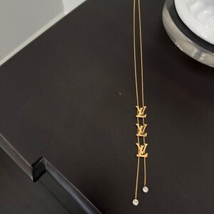 Costume LV necklace